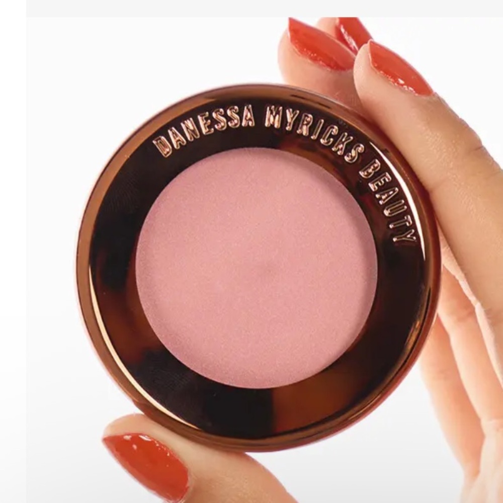 DANESSA MYRICKS BEAUTY Yummy Skin Blurring Powder In Unbothered (Mauve Pink Gold